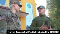 Капітан армії США Олеся Роан і сержант ЗСУ Максим Вілюра