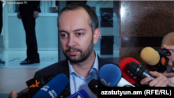 Վարչապետի աշխատակազմի ղեկավար Էդուարդ Աղաջանյանը զրուցում է լրագրողների հետ, Երևան, 18-ը սեպտեմբերի, 2019թ․