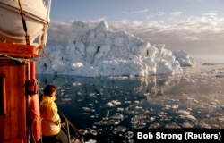 Гренландиянын Диско булуңундагы турист, 2007-жылдын май айы.