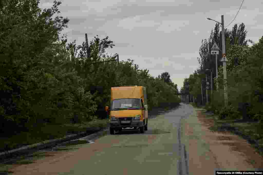 Маршрутки – старенькі «Газелі» – ходять регулярно, є рейси до Дружківки, Краматорська