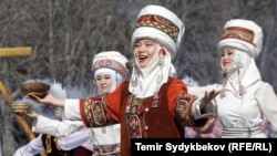 Başy eleçekli gyrgyz zenanlary. Bezeg suraty. Arhiwden alyndy