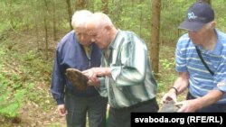 Актывісты разглядаюць фрагмэнты абутку, якія не зацікавілі сьледчых 