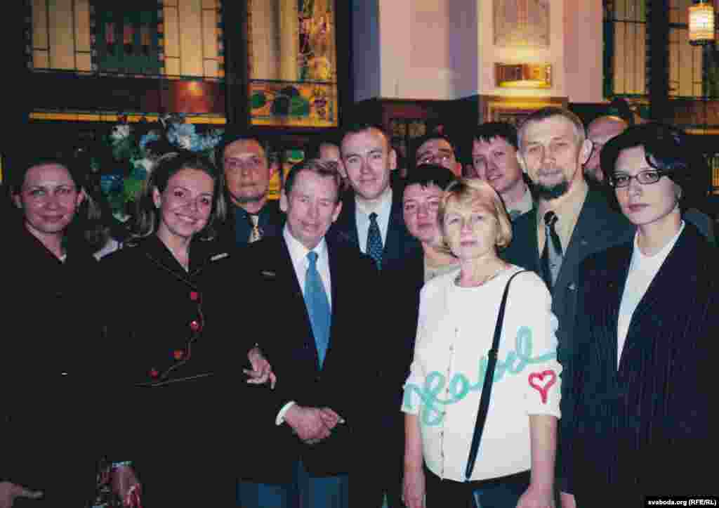 Вольга Караткевіч побач з Вацлавам Гаўлам. 2003 год.&nbsp;