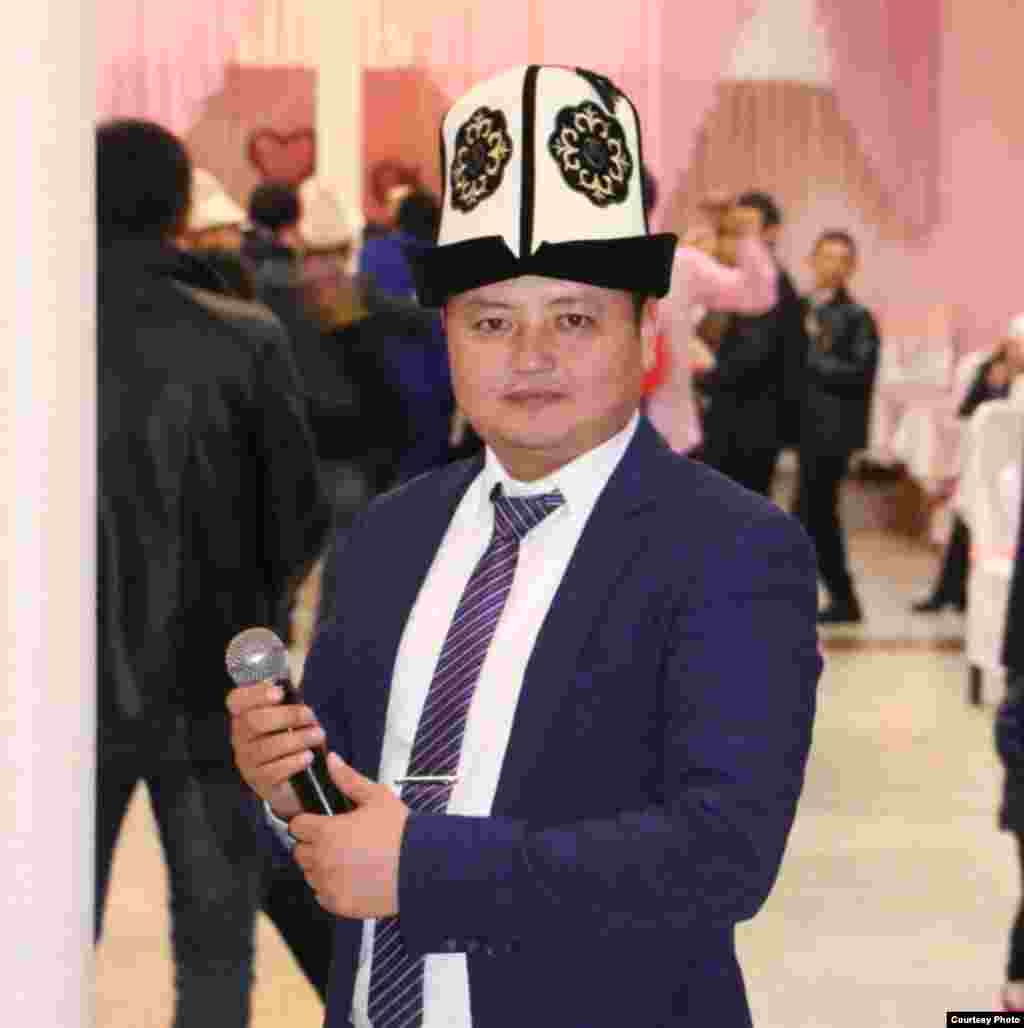 Баткен шаарында тойлордо тамадалык кызматты аркалап келген Аскар Баймуратов. Сүрөттүн автору Кабыл Жайнаков