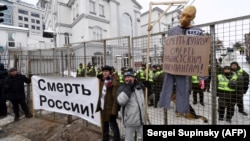 Під час акції протесту біля посольства Росії в Києві в день виборів російського президента, 18 березня 2018 року