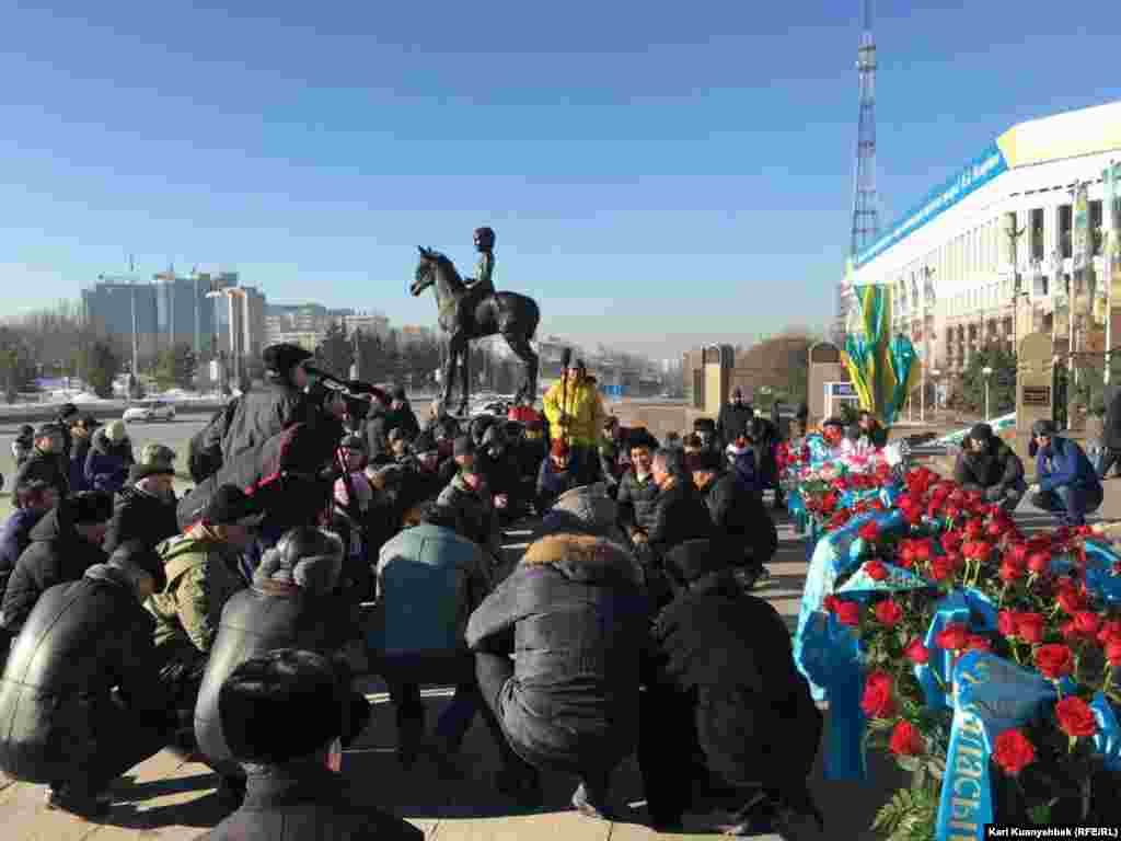 Гражданские активисты слушают слова молитвы в память о жертвах Жанаозенских событий 2011 года и Декабрьских событий в Алматы 1986 года. &nbsp;