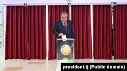 Эмомалӣ Раҳмон, раисҷумҳури Тоҷикистон, ҳангоми райдиҳӣ. Шаҳри Душанбе, 2-юми марти 2025 