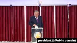 Президент Таджикистана Эмомали Рахмон голосует на парламентских выборах, 2 марта 2025 г.