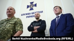 Аркадій Бабченко (в центрі) на брифінгу СБУ, Київ, 30 травня 2018 року