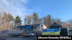 Нові Санжари, Полтавська область, біля санаторію, де розселили громадян, які повернулися з Китаю