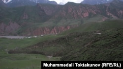 Ойталдыктарды айылды желкелеген мына ушул жер көчкү түйшөлтүүдө.