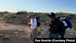 Трое участников пешей экспедиции через пески Таукум. Алматинская область, июль 2025 года