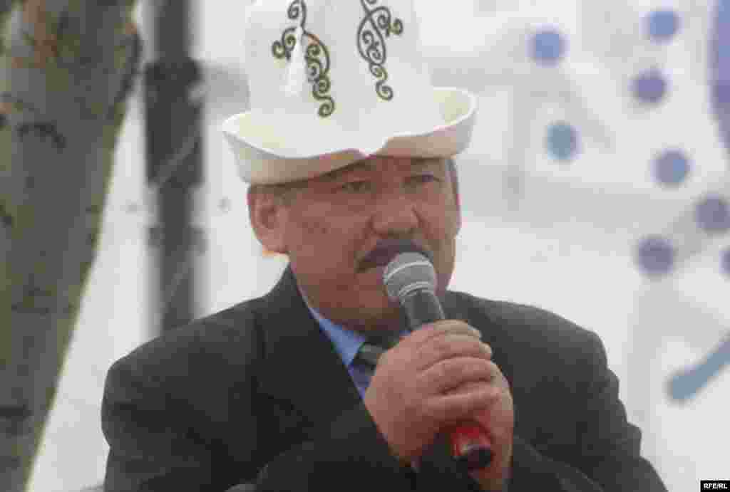 А. Бекназаров  кыргыз эли эч качан бир үй-бүлөгө баш ийип калбаганын айтты - Kyrgyzstan -- One of leaders oppositional movement Azimbek Beknazarov speaks at a Grand Congress (Eldik Kurultay) of United Popular Movement In the Village of Arashan Near Bishkek,25april2009 