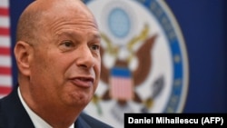 Як йдеться в оприлюднених 5 листопада доповнених свідченнях Сондланда, він попереджав про це представників української влади