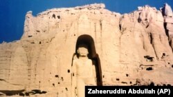 Ооганстандын Бамиан өрөөнүндөгү Будданын байыркы айкелдери 2001-жылдагы жардырууга чейин (эски фото архивден).