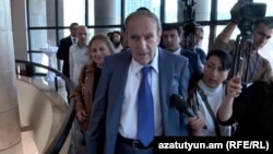 Armenia - Former President Levon Ter-Petrosian is approached by journalists during a conference in Yerevan, September 24, 2025.
