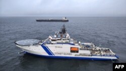 Здымак, апублікаваны 26 сьнежня Памежнай аховай Фінляндыі. На першым пляне карабель берагавой аховы, на другім пляне — нафтавы танкер Eagle S