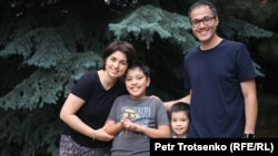 Хуршид Зайнутдинов и Нодира Мансурова с  сыновьями. Саид – второй слева. Алматы, 28 июня 2018 года.