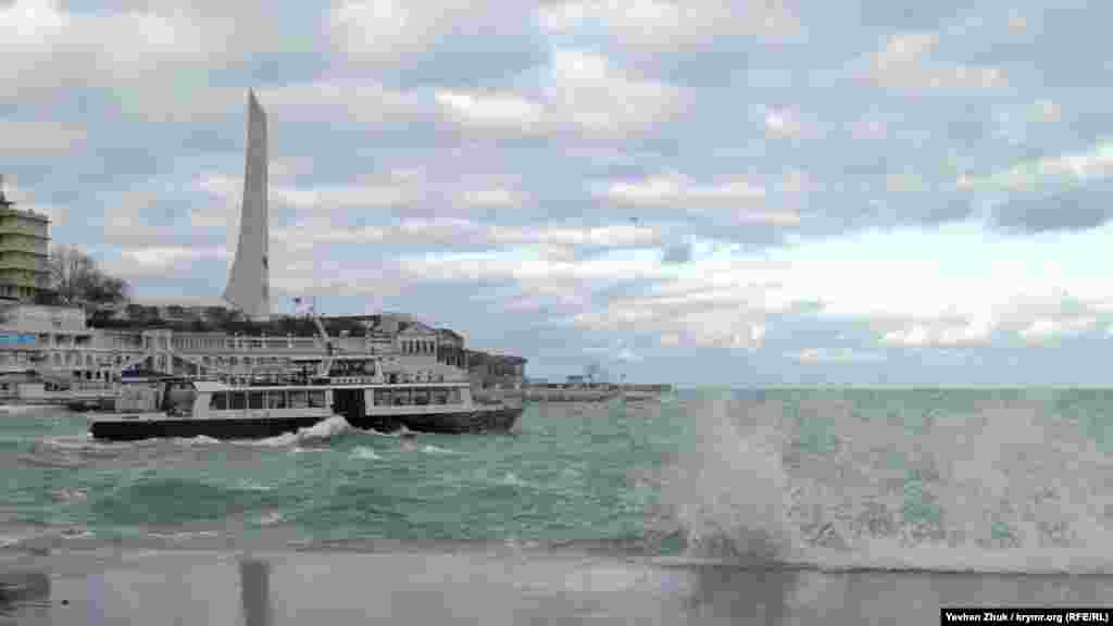 Пасажирський катер пробивався крізь шторм з Артбухти на Радіогірку. &nbsp; Більше фото штормової погоди в Севастополі &ndash; у нашій фотогалереї