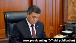 Сооронбай Жээнбеков президент  кезинде. Архивдик сүрөт.