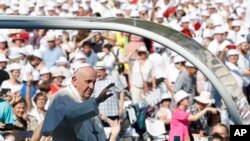 Папа Франциск прибуває для проведення меси з нагоди завершення Міжнародного Євхаристійного конгресу у Будапешті, 12 вересня 2021 року