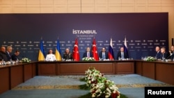 Умеров (солдо четте) жана Мединский (оңдо четте) баштаган делегациялардын жолугушуусуна Түркиянын коргоо, тышкы иштер жана чалгын мекемелеринин башчылары катышты. Стамбул. 2025-жылдын 23-июлу.