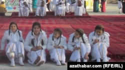 Mekdep okuwçylary Täze Ýyl çäresine gatnaşýarlar.