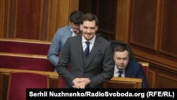 Оглядач Віталій Портников написав статтю про те, чи піде все-таки Олексій Гончарук (на фото) у відставку, та що ж може відбутися на позачерговому засіданні цього тижня