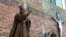 Памятник Иоанну Павлу II в городе Дрогобыч на западе Украины