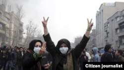 Иран -- Тунистеги жана Египеттеги элдик козголушту колдоп көчөгө чыккандар, 14-февраль.