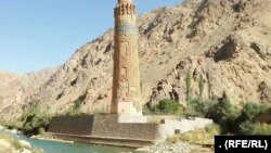 مناز جام در حاشیه هری‌رود قرار دارد و هر سال در فصل بارنده‌گی‌ها، خطر سیلاب‌ها این منار را تهدید می‌کند