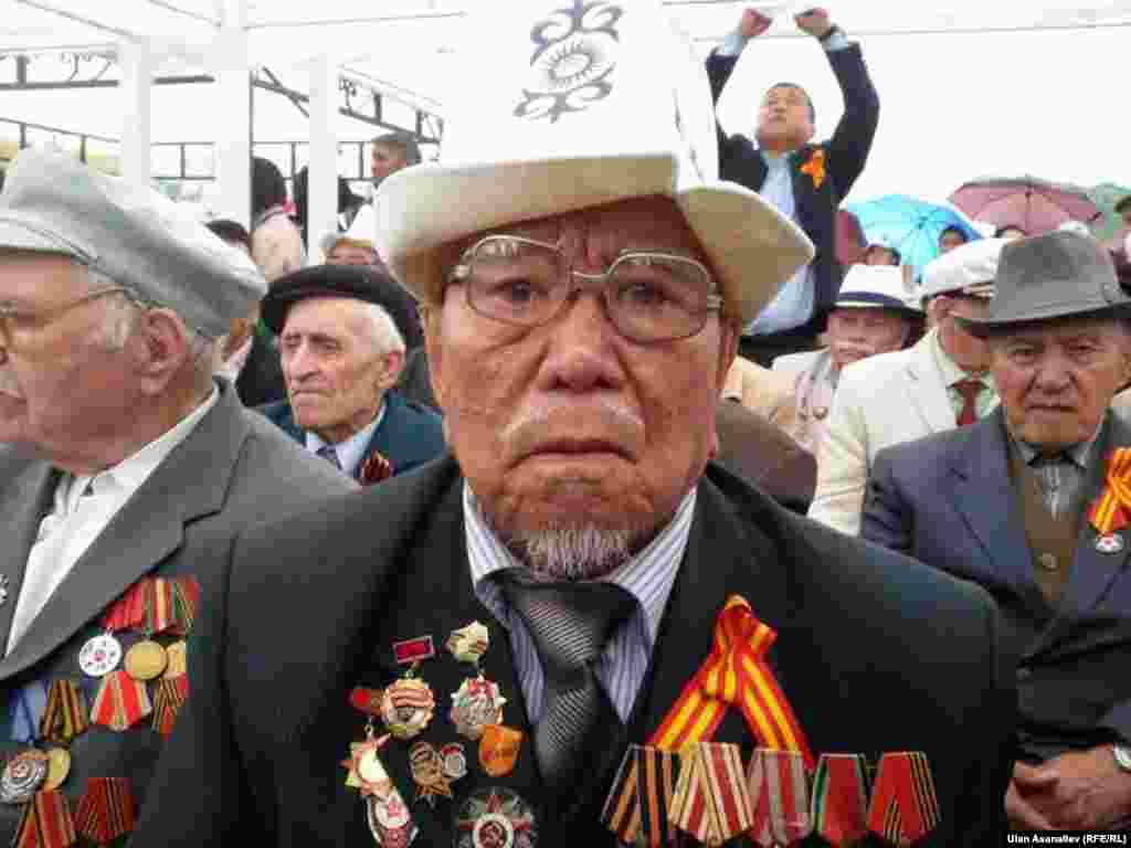 Ошондой эле &ldquo;Өчпөс полк&rdquo; аттуу жүрүш өтүүдө. Анда Бишкектин тургундары согуш катышуучулары жана кайтпай калган аскерлердин сүрөттөрүн көтөрүп, Түштүк дарбазадан Жеңиш аянтына чейин жүрүш кылышат. Ушундай эле иш-чаралар бардык аймактарда өткөрүлмөкчү.