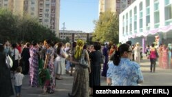 Mekdeplerde kompýuterleri saklamak üçin şeýfleriň-de okuwçylaryň hasabyna ýasadylýandygyny aýdýan ene-atalar bar.