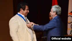 Սերժ Սարգսյանը պարգևատրում է Գագիկ Ծառուկյանին, 18-ը սեպտեմբերի, 2016 թ․