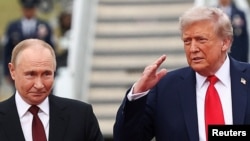 Президент США Дональд Трамп (справа) и президент России Владимир Путин во время встречи по переговорам о прекращении войны в Украине на базе Элмендорф-Ричардсон в Анкоридже, Аляска, США, 15 августа 2025 года