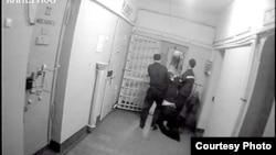 Удмуртия. Избитого до полусмерти Руслана Баранова тащат в медицинский кабинет Ягульского изолятора