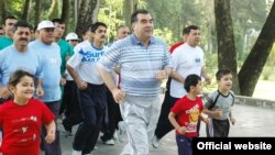 Президент Таджикистана Рахмон на пробежке в Душанбе.