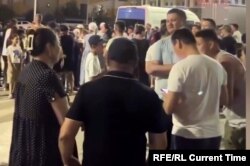 Жарықсыз қалғанына наразы адамдар Ақтаудың орталық көшесіне жиналып тұр (видеодан скриншот)