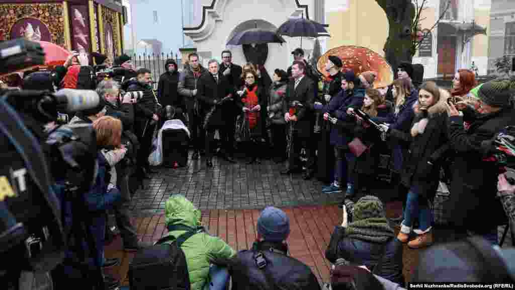 Посол США в Україні Марі Йованович та голова Всеукраїнської мережі ЛЖВ Дмитро Шерембей, представники міжнародних організацій та урядовці біля пам&rsquo;ятника &laquo;Червона стрічка&raquo;