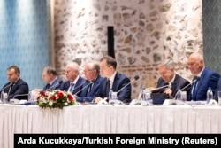 Стамбұлдағы келіссөзде отырған Ресей делегациясы. 16 мамыр 2025 жыл.