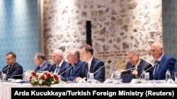 Стамбулда Орусия менен Украинанын 2022-жылдан берки алгачкы бетме-бет сүйлөшүүсү өттү.