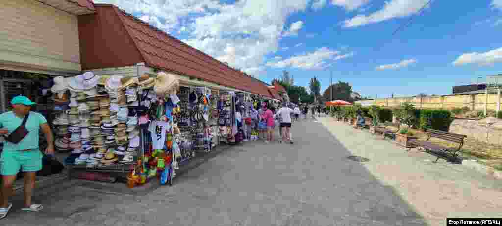 Торгові ряди у Феодосії «сумують» без клієнтів