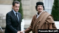 Франциянын президенти Николя Саркози менен Ливиянын лидери Муаммар Каддафи Парижде. 10-декабрь, 2007-жыл. 