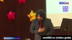 Співак із Чилі Ігнасіо Гомез Урра під час виступу в севастопольській школі №45. Скриншот кадру відеорепортажу телеканалу «Вести Севастополь»