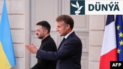 Ukrainanyň prezidenti Wolodymyr Zelenskiý (çepde) we Fransiýanyň prezidenti Emmanuel Makron. 4-nji sentýabr, 2025 ý. Pariž ş. Fransiýa.