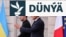 Ukrainanyň prezidenti Wolodymyr Zelenskiý (çepde) we Fransiýanyň prezidenti Emmanuel Makron. 4-nji sentýabr, 2025 ý. Pariž ş. Fransiýa.
