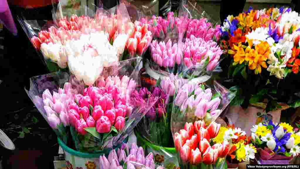 Найдоступніший &laquo;квітковий товар&raquo; &ndash; тюльпани. Вартість однієї квітки &ndash; 50-60 рублів (20-25 грн)