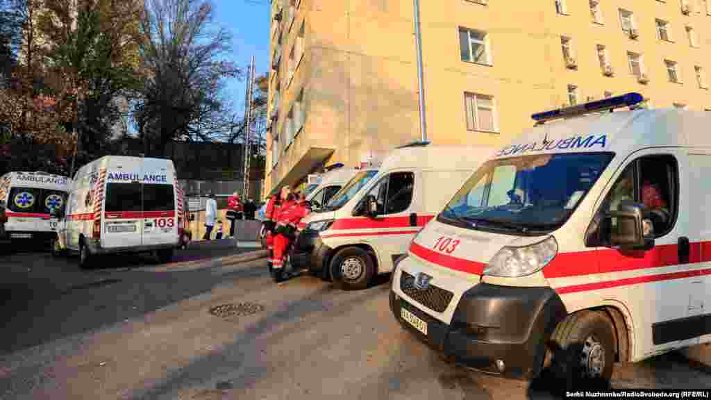 Черга швидких до інфекційного відділення Олександрівської лікарні