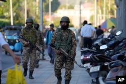 Индия аскерлери Кашмирдин Индияга караштуу аймагындагы Сринагар шаарында күзөттө турушат. 29-апрель, 2025-жыл.