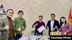 "Азаттык" радиосунун командасы “Quiz Night” оюнунда. 2020-жылдын 24-декабры.